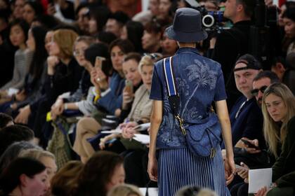 Bandolera y mezcla de texturas en el desfile de Dior