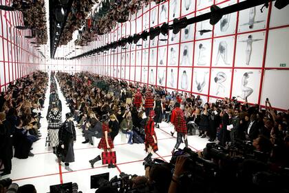 Maria Grazia Chiuri, para Dior, volvió a lo clásico y reversonó el new look de los años 50