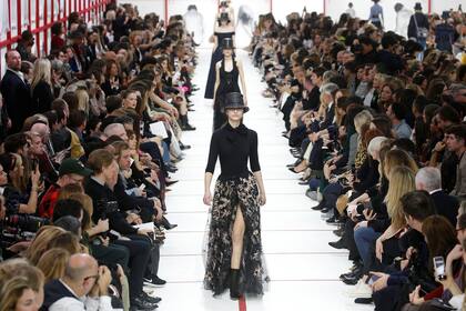 Siluetas delicadamente marcadas, por Dior