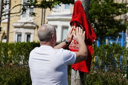 Los hinchas de Liverpool se acercaron a Anfield para despdir a Jota (Photo by Peter Byrne/PA Images via Getty Images)