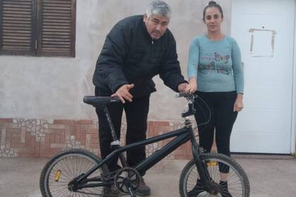 Diolinda entregó la bici para el niño que necesitaba recorrer cuatro kilómetros (Foto Facebook Daniel Urbano)