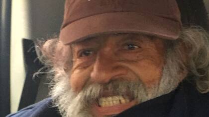 Su mirada se mantiene turbia, pero se muestra dócil y resignado