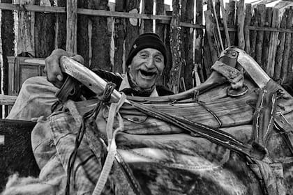 Dionisio Riquelme a punto de subirse a su caballo en Ñirihuau Arriba.