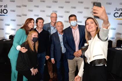 Dionisio Scarpín (centro) y Carolina Losada, junto a los candidatos a diputados nacionales de Juntos por el Cambio de Santa Fe