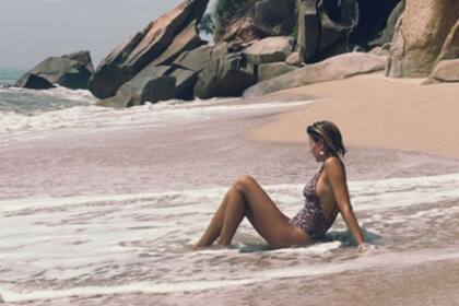 Diosa con un traje de baño enterizo de Rapsodia, bajo en sol de Malasia en la zona de playa de Kuantan.