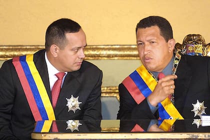 Diosdado Cabello y Hugo Chávez, en uno de los tantos actos que compartieron en Caracas; la imagen es de 2002