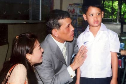 Dipangkorn, el hijo menor de Rama X, está aislado en una residencia de lujo en Alemania, donde es educado lejos de su padre y también de su madre, que está bajo arresto domiciliario y habría renunciado a su custodia