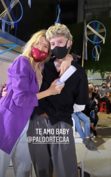 Diploma en mano, Guillermina Valdés abraza a su hija Paloma Ortega, flamante egresada