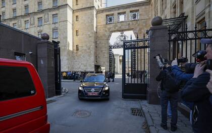 Diplomáticos checos y sus familias abandonan la Embajada de República Checa en Moscú el lunes pasado