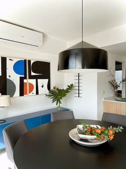 Díptico dinámico en azules en combinación con el mueble para un departamento en Palermo.