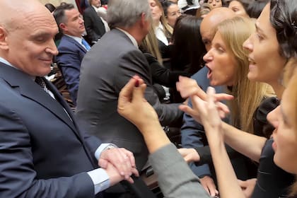 Diputadas del bloque de UP increpan a Espert