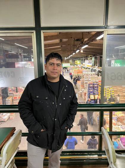 Diputado nacional por Santa Cruz Claudio Vidal, durante una recorrida en la proveeduría del sindicato petrolero.