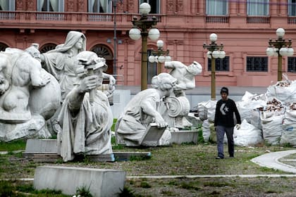 Pedazos de las esculturas que forman parte del Monumento a Colón, desperdigadas en el césped del Parque Colón