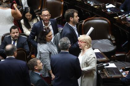 Diputados de la Coalición Cívica, la UCR y el Pro en el recinto por la sesión sin quórum para tratar "Ficha Limpia"