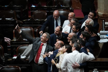 Diputados de La Libertad Avanza se sacan una selfie con Guillermo Francos