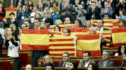 Diputados del PPC muestran banderas españolas y catalanas tras aprobarse la resolución