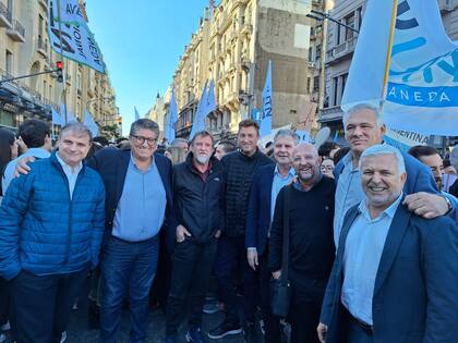 Diputados radicales y de Hacemos Coalición Federal durante la movilización por los recortes a las universidades