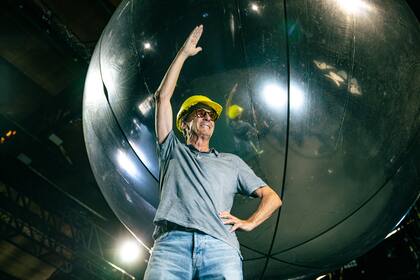 Diqui James preparando todo para hacer temporada en el Roundhouse de Londres, un antiguo depósito ferroviario de locomotoras devenido en mítico escenario