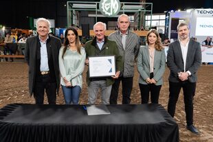 Directivos de Angus junto a funcionarios de la Secretaría de Turismo, durante la firma del acuerdo