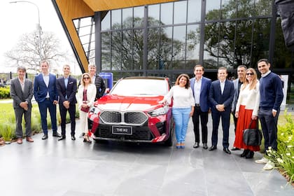 Directivos de BMW junto a concesionarios.