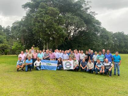 Directivos de CRA y de FARM junto a productores yerbateros de la región