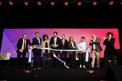 Directivos de la FEL, funcionarios y las escritoras participantes del diálogo inaugural hicieron el tradicional corte de cinta