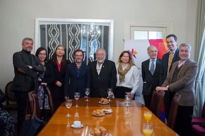 Directivos de la Fundación El Libro junto con José Frederico Viola de Drummond Ludovice, Embajador de Portugal en
Argentina
