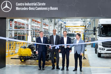 Directivos de Mercedes-Benz Camiones y Buses y Daimler Truck inaugurando el Centro Industrial Zárate.