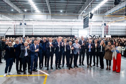 Directivos y colaboradores de Mercedes-Benz Camiones y Buses celebrando la inauguración del Centro Industrial Zárate.