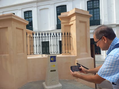 Directo desde Galicia, el mojón del Camino de Santiago de Compostela, símbolo del hermanamiento cultural entre ambos itinerarios.