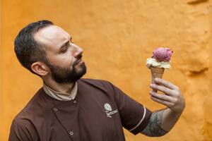 Directo desde Roma, Daniele es el maestro heladero detrás de Antiche Tentazioni, una de las únicas gelaterías del país.