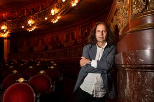 Director de escena, vestuarista, iluminador, escenógrafo y coreógrafo, Stefano Poda vuelve a presentar su puesta de 2015 para el Fausto, tras deslumbrar con Nabucco en la temporada anterior del Colón