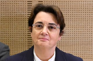 Directora del Museo del Louvre renuncia tras el robo de joyas en París