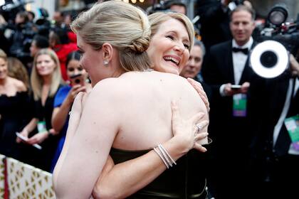 Directora y actriz de Mujercitas. Greta Gerwig y Laura Dern se dan un gran abrazo en la alfombra roja