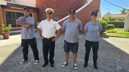 Dirige un equipo de tres funcionarios rotativos (6 en total). Con Averasturi en el centro y rodeado por Humberto arini, Jhon Latorre y Ximena Rosas.