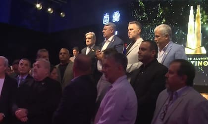 Dirigentes de distintos clubes acompañaron el discurso de Claudio Tapia