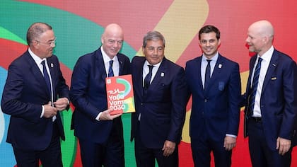 Dirigentes de España, Portugal y Marruecos presentan a la FIFA el dosier de la candidatura conjunta del Mundial 2030.