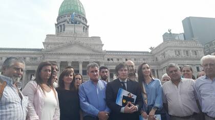 Dirigentes de FAA con Javier Milei