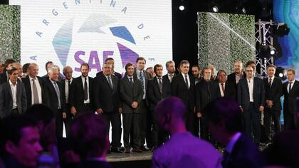 Dirigentes de la AFA y las empresas televisivos, en el escenario del hotel Hilton