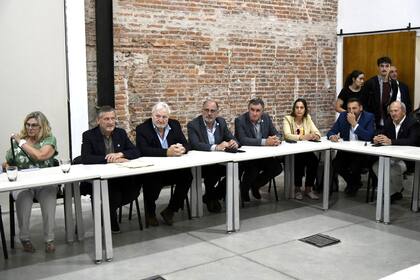 Dirigentes de la Mesa de Enlace en el encuentro con Bahillo