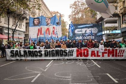 Dirigentes de los movimientos sociales y organizaciones sindicales, con el respaldo de las dos Centrales de Trabajadores Argentinos (CTA), realizarán mañana una concentración en rechazo al DNU de Milei