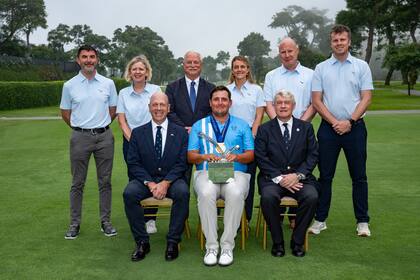 Dirigentes de The R&A acompañan a Mateo Pulcini; en la imagen, el argentino Mark Lawrie es el tercero entre los parados