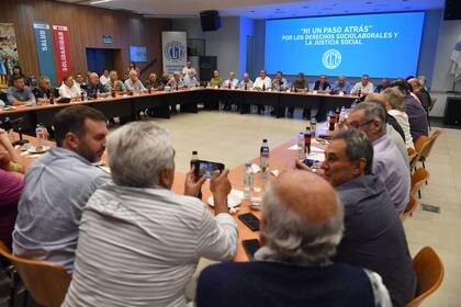 Dirigentes gremiales mantenían esta tarde una reunión en la sede de la Unión Obrera de la Construcción de la República Argentina (UOCRA) para definir las medidas que tomarán ante el Decreto de Necesidad y Urgencia que anunció anoche el presidente Javier Milei