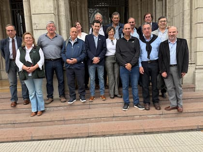 Dirigentes patagónicos y representantes de frigoríficos de la Patagonia a la salida de la Secretaría de Agricultura
