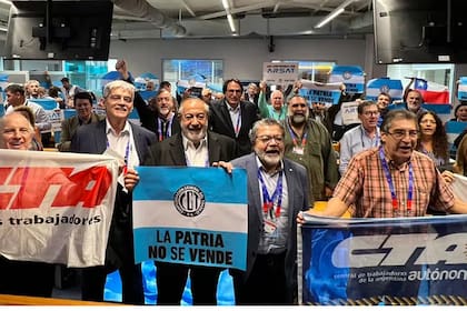 Dirigentes sindicales de la CGT y la CTA en la cumbre de la OIT, el año pasado, con consignas en contra del gobierno de Javier Milei.