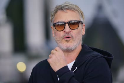 Dirigido por Todd Phillips, Phoenix vuelve a meterse en la piel de este personaje que tantos reconocimientos le dio, entre ellos un Oscar a mejor actor por su actuación en la película de 2019