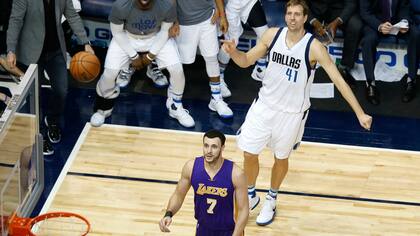 Dirk Nowitzki, ante la marca de Larry Nance Jr. anota el doble con el que llegó a los 30.000 puntos
