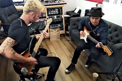 Dirnt y Amstrong en el nuevo estudio de la banda en Oakland, trabajando en el disco Revolution Radio
