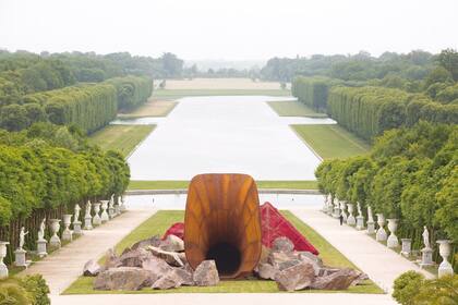 Dirty Corner, obra instalada en 2015 en los jardines del Palacio de Versailles, fue considerada ofensiva y atacada con grafitis