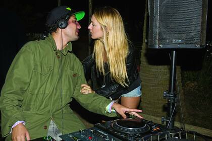 disc-jockey de profesión, él pasó música para su círculo íntimo, entre los que por supuesto estuvieron Concepción Cochrane –prima de Nieves e íntima amiga de Tatiana, la hermana de Julio, y Andrea Casiraghi– y Marina Blaquier Nelson, la madre de la periodista argentina